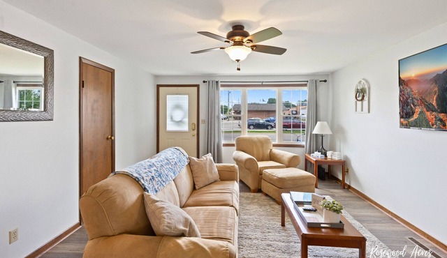 Cozy 2 bedroom home steps from ONU W/King bed & fenced in back yard.