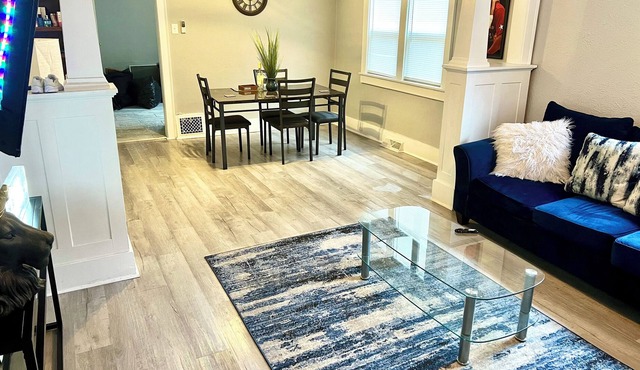 Cozy 2 Bedroom Home near Notre Dame