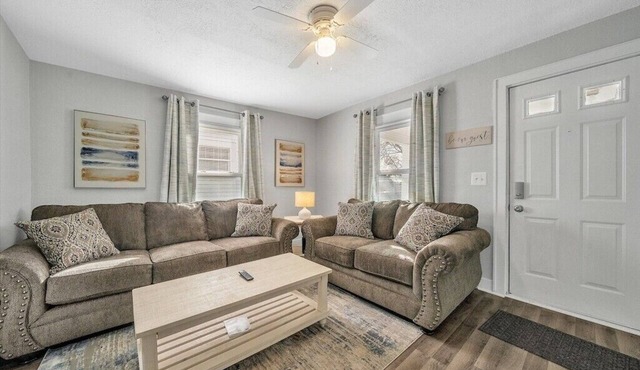 Cozy 2 bedroom home with Wi-Fi & large deck