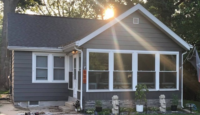 Cozy 2-bedroom house in tranquil Chesterton with AC