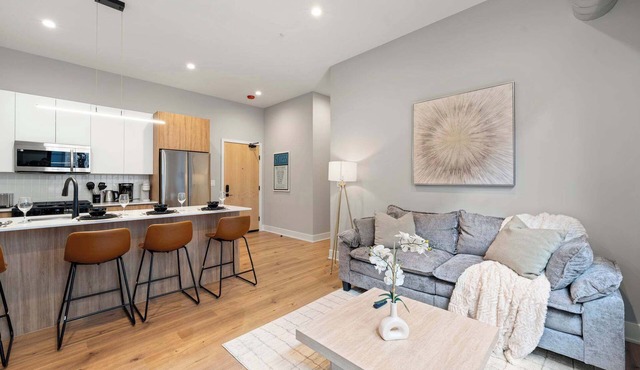 Cozy 2BD 2BA Apt! Steps to Lake with Gym & Parking