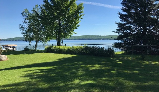Cozy 3-bedroom Cottage on Metonga Lake with private dock