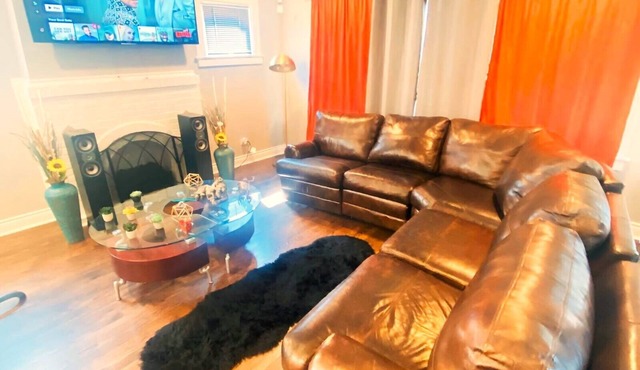 Cozy 4/5BR haven near 95th station. Ideal for friends, family, biz & more!