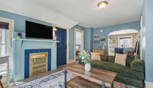Cozy and charming 2-bedroom Apartment in Grand Rapids with AC