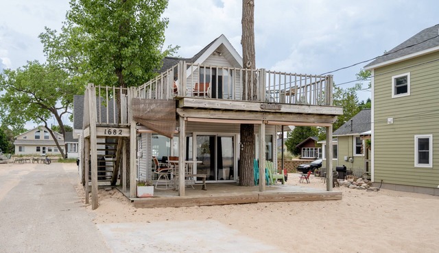 Cozy Beach Cottage w/Amazing Lake Views, Beach