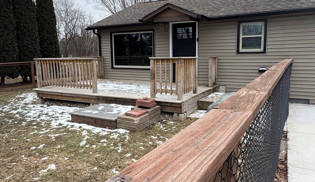 Cozy Cabin 2-bed/1 bath fenced in yard steps from Wolf River.