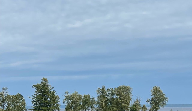Cozy Cabin with beautiful view of Lake Michigan. Pet Friendly