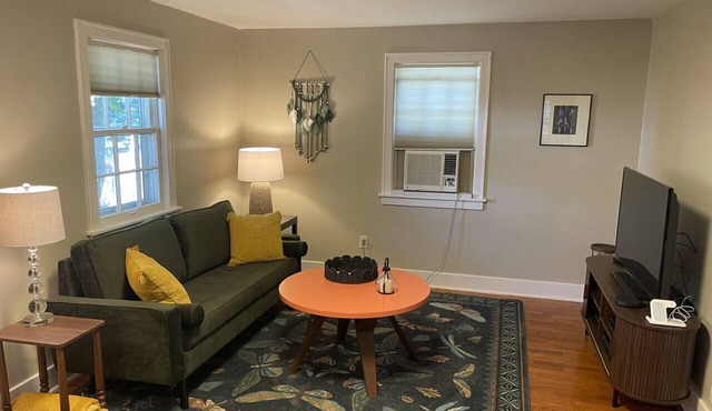 Cozy Coach House: just minutes to CMU and Soaring Eagle Casino