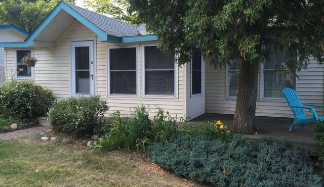 Cozy Cottage #4 overlooking beautiful Lake Huron