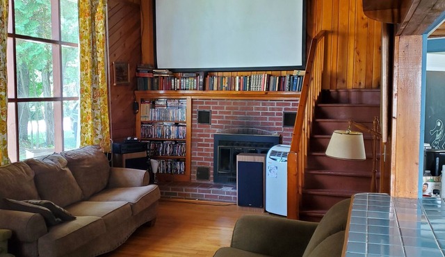 Cozy Cottage 5 minutes from Manistique. Swimming and Lake Access!
