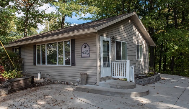 Cozy Cottage! All Sports Budd Lake near boat launch & neighborhood beach.
