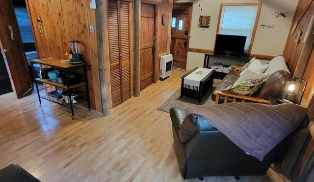 Cozy Crystal Cabin with Lake Access