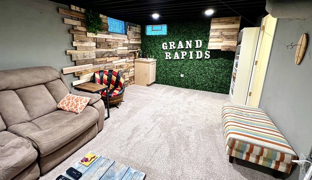 Cozy Fun House Close to Breweries: Firepit & Games