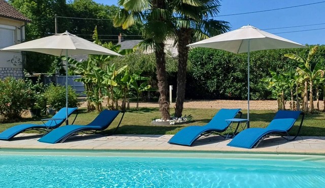 Cozy lodging for 4 with heated pool and wellness