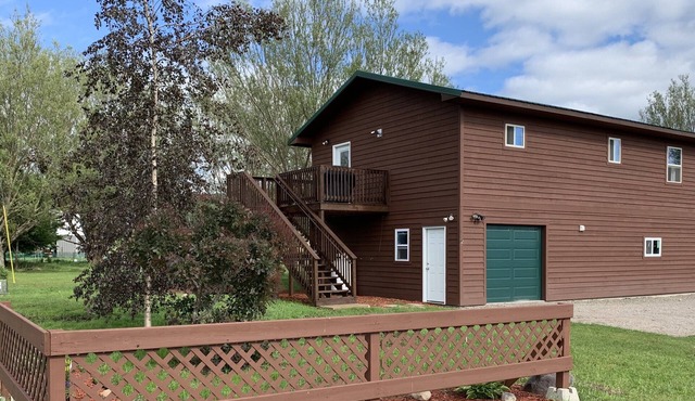 Cozy Modern Carriage Apartment Close to Shopping, Skiing,Golf