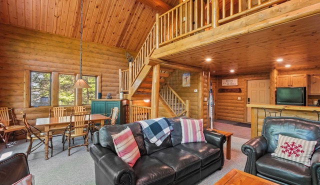 Cozy Mountain Cabin| Private Hot Tub| Ski-in/Ski-out | Sleeps 8 | 3 Bedroom