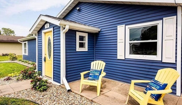 Cozy New Buffalo cottage with hot tub & fire pit. Short walk to downtown!