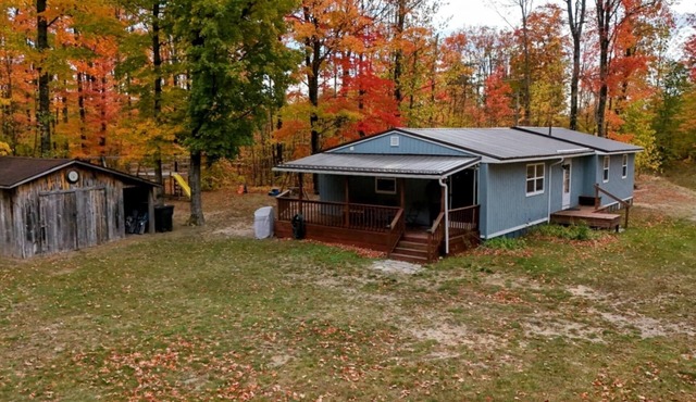 Cozy northern Michigan cottage. 10 min to Torch Lake.