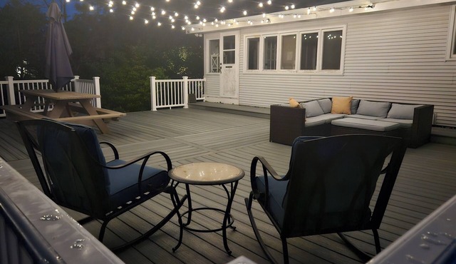 “Cozy Pet-Friendly Carriage House Hot Tub Walk to Downtown”