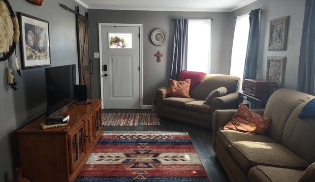 Cozy two bedroom home by historic Rt. 66, pet friendy too!