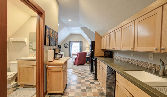 Cozy Upper Level Apartment - Walkable Holland Neighborhood