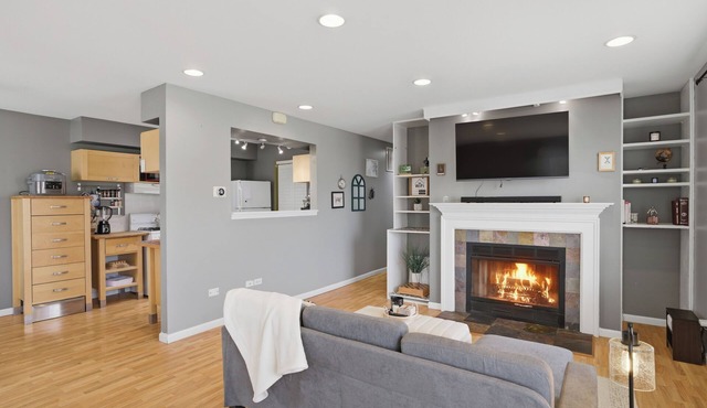 Cozy Vaulted Penthouse. Balcony + Workspace.
