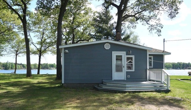 Cozy Waterfront Comfy Cottage With Lakeside Fire Pit - Close to Lake Michigan