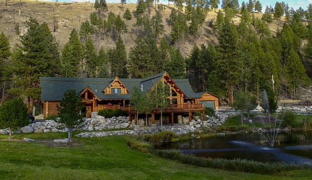 Custom Bitterroot Valley Cabin w/Hot Tub & Views! in Conner