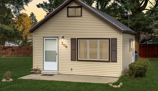 Cute and cozy cabin with fenced private yard! Close to everything and the lake!