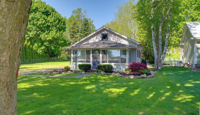 Cute Cottage Getaway; Walk to Lake and Town