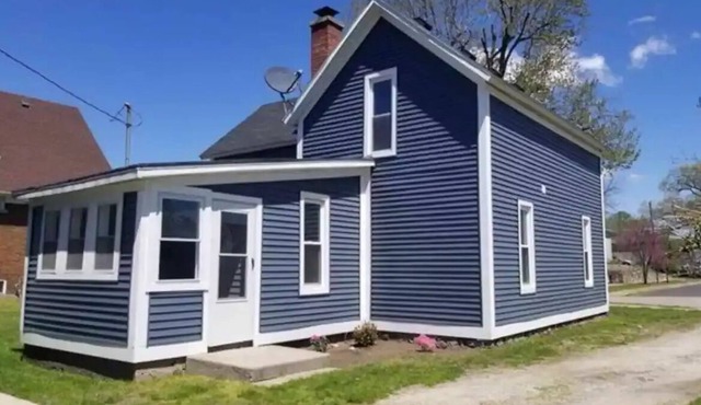 Cute Culver Home close to beautiful lake Maxinkuckee. Pet friendly.