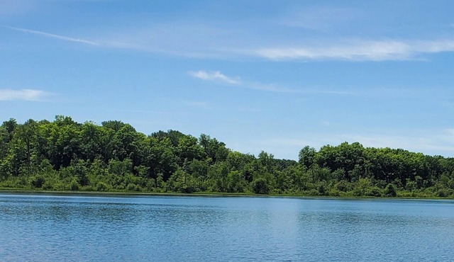Cute lake-front country cottage with an easy drive to multiple attractions.