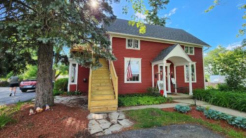 Cute private apartment near historic Woodstock Square