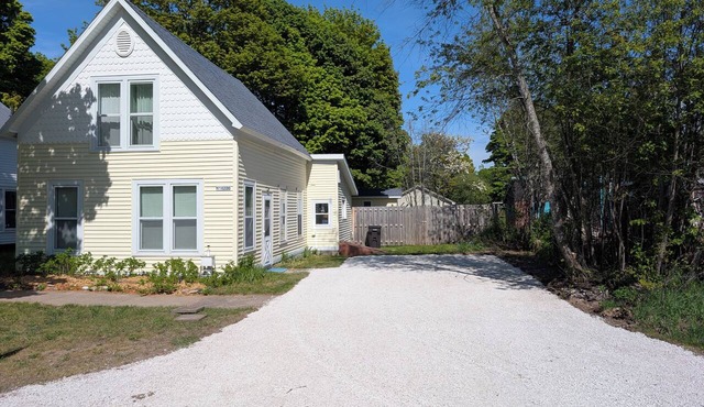 Dave's place 3-bedroom cozy cottage in downtown Grand Marais, MI