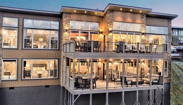 DAZZLING Luxury Contemporary Cabin! PANORAMIC VIEWS! Theater! Fire Pits! Hot Tub