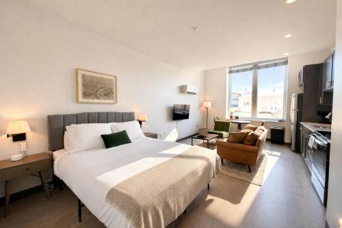 Deer District Studio Apt - One Block from Fiserv and Baird