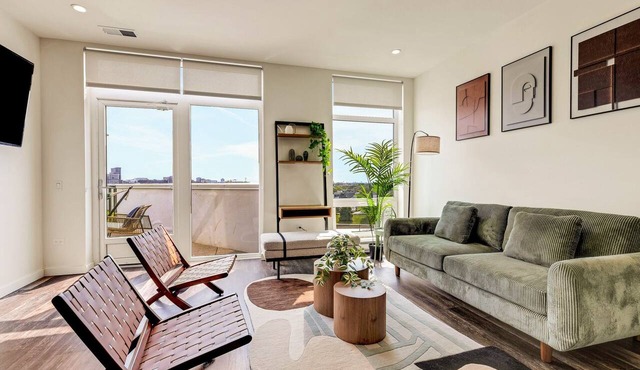 Designer 3BR Penthouse l Private Patio l Rooftop l Gym l 5-Star Location