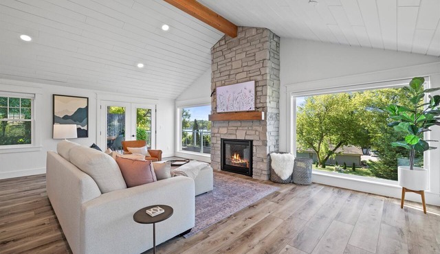 Designer Lake Country Haven w/Balcony