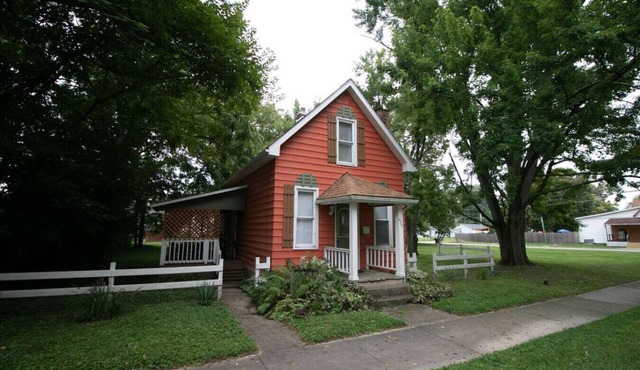 Downtown 2 Bedroom Cottage, Sleeps 6, Walking Distance to Honeywell, Downtown Restaurants, Shopping
