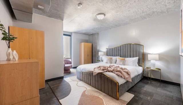 Downtown 9bd - Sleep 18 - (4 units, same floor)