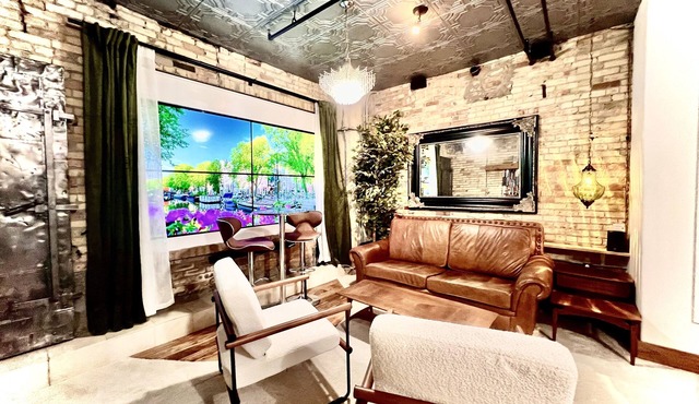 Downtown GR - parking, fitness center, hot tub, rooftop pool deck included