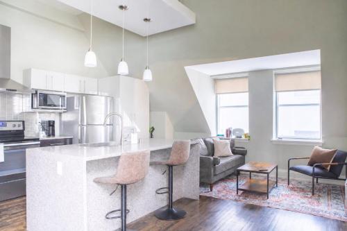 Downtown Luxury 1BR Loft · Walkable · Sleeps 4
