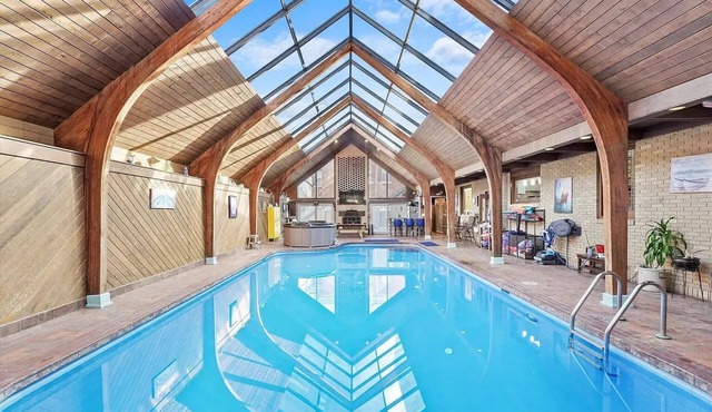 Downtown Ottawa Retreat: Sleeps 15, Heated Indoor Pool, Hot Tub, Sauna, 5BR/4BA