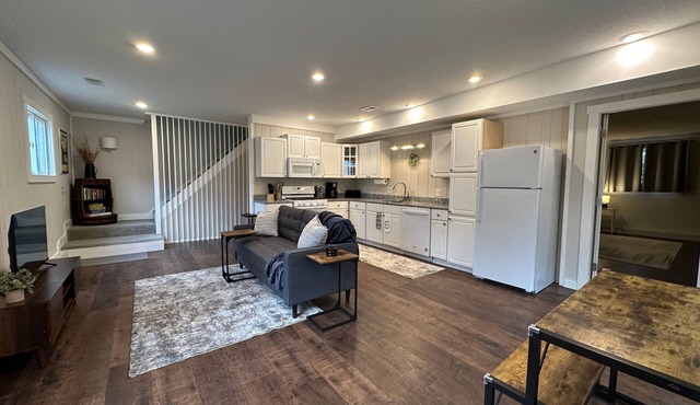 Downtown Retreat: Dog-Friendly Haven for 30+ Day Stays! 1 mile to downtown.