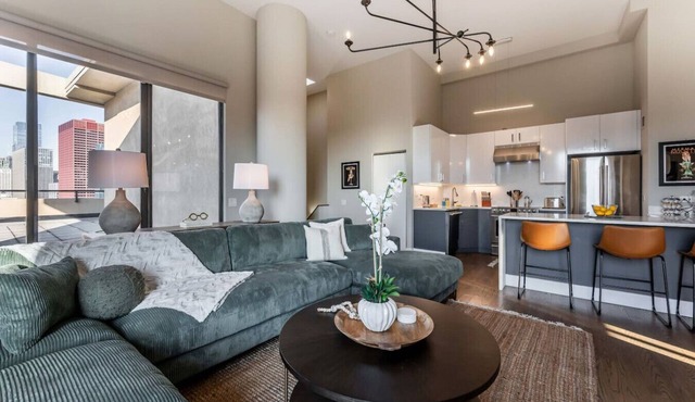 Dtown Penthouse 3bd VIEWS+Parking +Gym+Pool