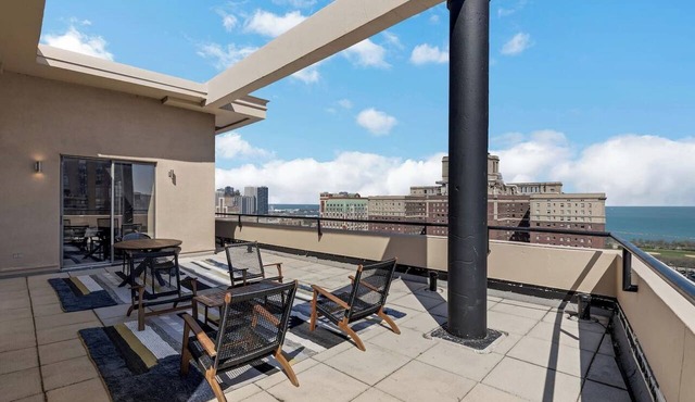 DTown Penthouse - 4bd/4ba (+Parking + Gym)