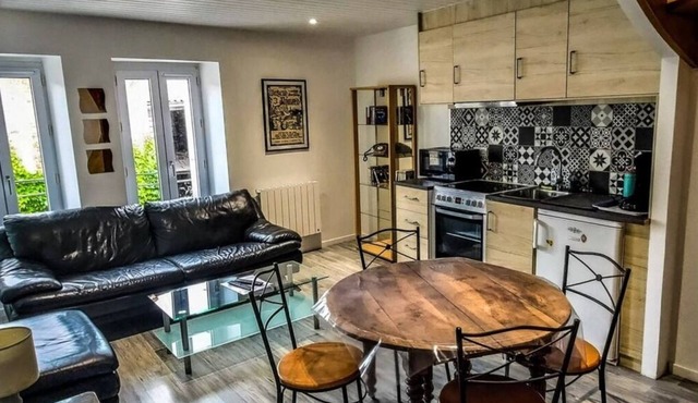 Duplex apartment in charming neighborhood close to downtown and all amenities, pets allowed