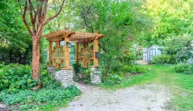 Earthy Hobbit Home w/Privacy & Serenity - Near Wheaton College & Downtown