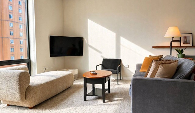 East Side Luxury 1BR Apt - Near Brady St with Balcony and Lounge | Sleeps 4