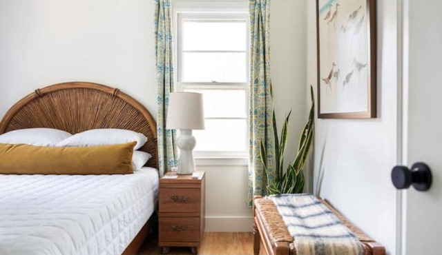 Eclectic Cottage by the bay, downtown, bike trail